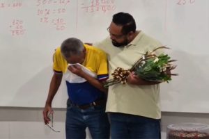 Pai vende tudo para garantir os estudos do filho, vê rapaz se tornar professor com 3 pós-graduações e agora recebe ajuda dele para voltar à escola