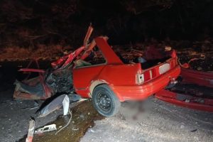 Colisão frontal entre carro e caminhão mata quatro ocupantes, entre eles duas crianças, na GO-139