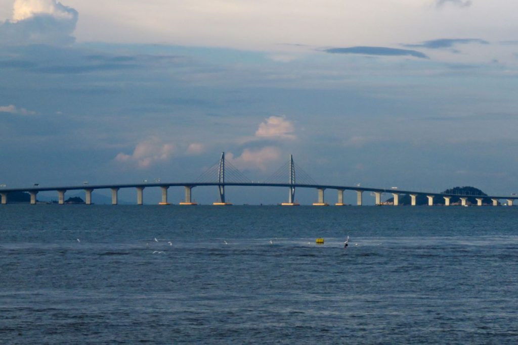 A maior ponte sobre o mar do mundo tem 55 km, levou 8 anos para ser construída e reduziu uma viagem de 4 horas para apenas 30 minutos