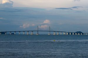 A maior ponte sobre o mar do mundo tem 55 km, levou 8 anos para ser construída e reduziu uma viagem de 4 horas para apenas 30 minutos