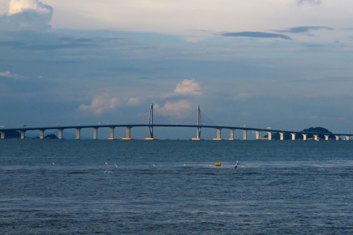 A maior ponte sobre o mar do mundo tem 55 km, levou 8 anos para ser construída e reduziu uma viagem de 4 horas para apenas 30 minutos