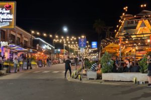 A cidade argentina a menos de 30 quilômetros do Brasil onde turistas encontram cassinos, restaurantes e compras mais baratas