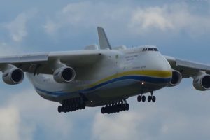 O maior avião do mundo tinha 88 metros de envergadura, mais de 640 toneladas, 32 rodas e precisava de um hangar do tamanho de um campo de futebol