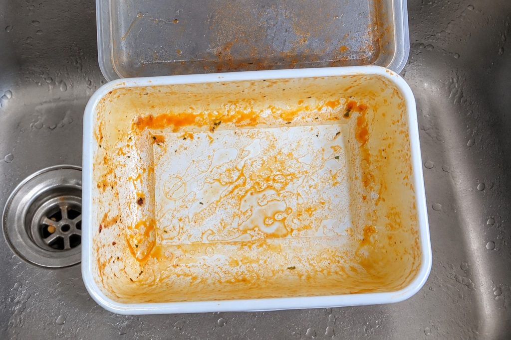 água quente no pote engordurado