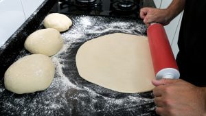Farinha para Pizza não deve ser escolhida apenas pela marca. A quantidade de proteína influencia diretamente a textura, a elasticidade e a fermentação da massa