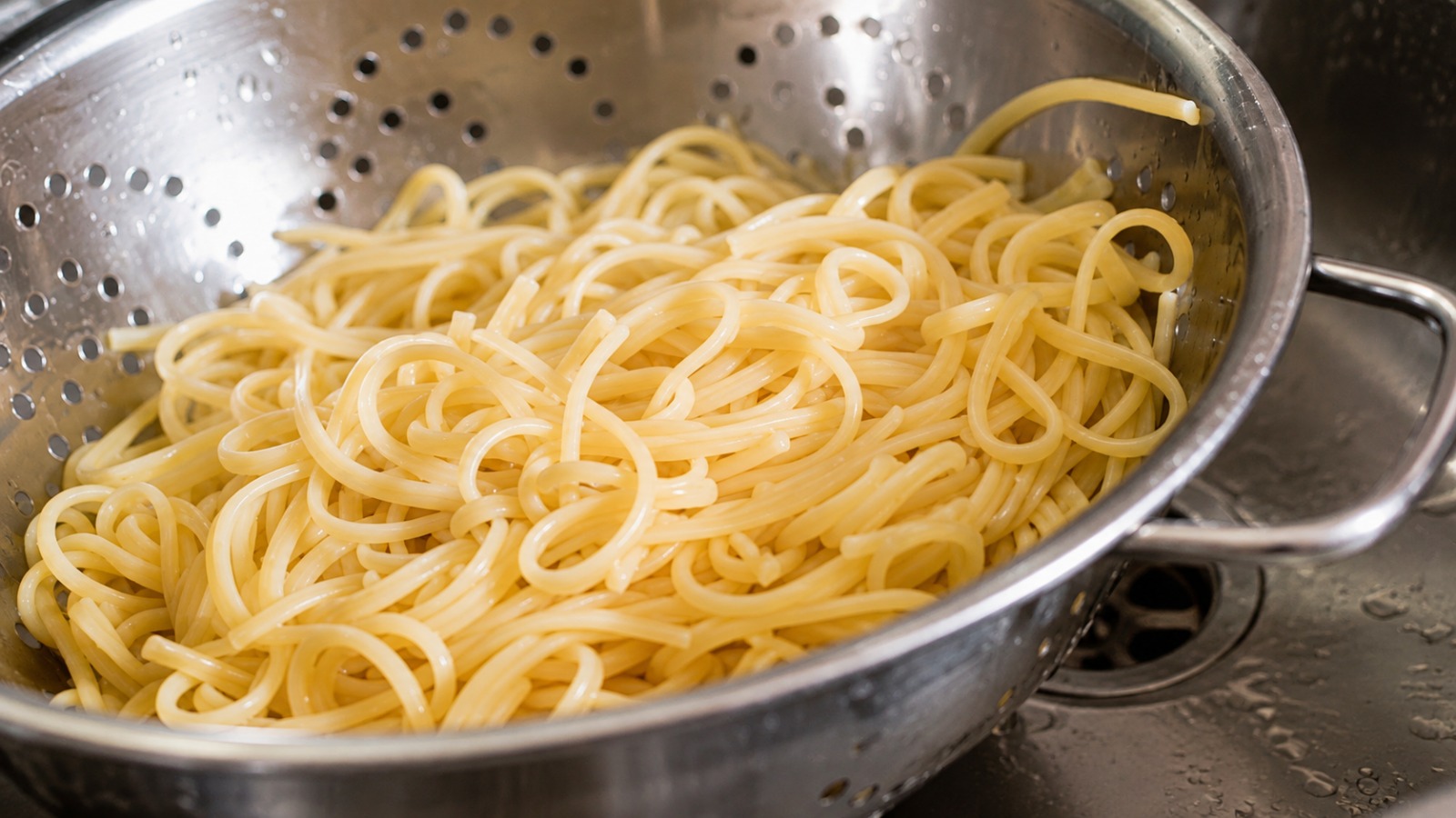 Nem no molho, nem no prato: o segredo para acertar o sal do macarrão começa na água