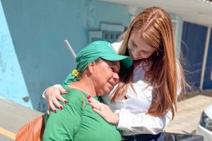 Dona Maria das Dores trabalha há 35 anos limpando as ruas da nossa cidade