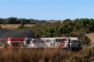 Trem da Ferrovia Centro-Atlântica é filmado cruzando Cerrado goiano e impressiona pela paisagem