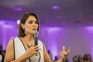 Michelle Bolsonaro será candidata ao Senado, diz Bia Kicis