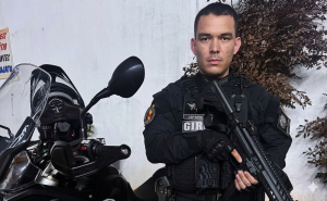 Major Mário Floro Jr, subcomandante do GIRO da Polícia Militar de Goiás, fardado ao lado de motocicleta tática