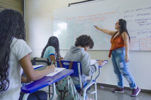 Quanto ganha um professor da rede pública aprovado em concurso em 2026; veja o salário inicial e a média da carreira