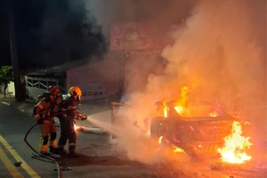 Motociclista morre após acidente seguido de incêndio envolvendo carro e moto em Goiânia