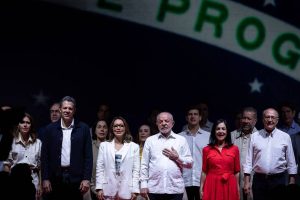 Lula é oficializado candidato à reeleição e tentará 4° mandato em novo embate com clã Bolsonaro