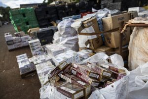 Ponte da Amizade, entre Brasil e Paraguai, é um dos principais pontos de entrada de mercadorias contrabandeadas no país. (Foto: Danilo Verpa - 18.mai.26/Folhapress)