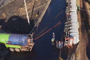 Carreta tombou na GO-403 e derramou biodiesel na pista, que segue interditada para limpeza e descontaminação. (Foto: Reprodução/ TV Anhanguera)