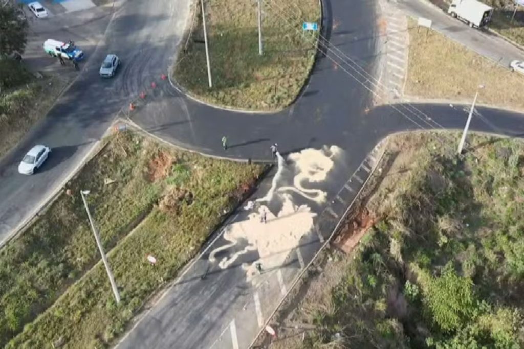 Mesmo com a retirada do caminhão, a limpeza da pista ainda impede a liberação do tráfego no sentido Senador Canedo. (Foto: Reprodução/ TV Anhanguera)