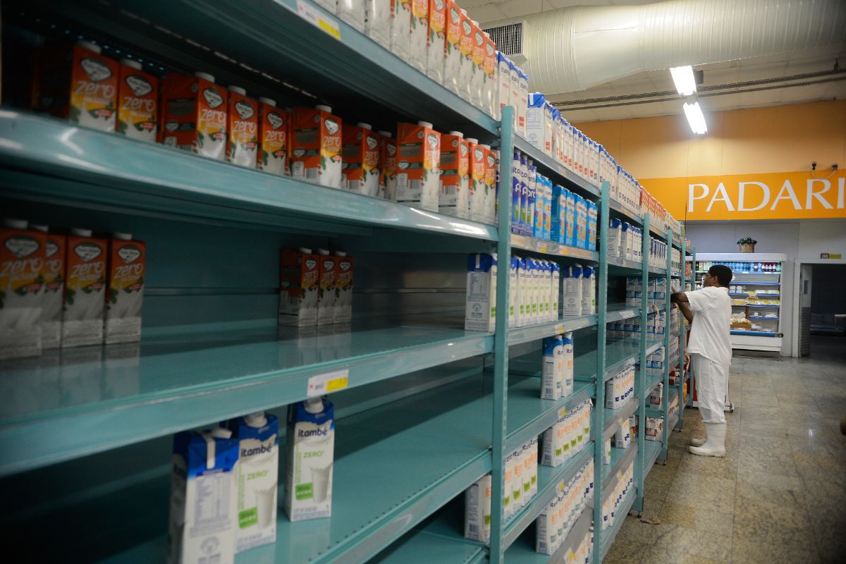 Quanto ganha um repositor de supermercado no Atacadão, Assaí, Carrefour e Pão de Açúcar em 2026, segundo recrutadores