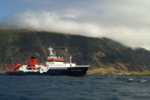 O lugar mais isolado do mundo demora 6 dias para chegar de barco, não tem aeropoto, 245 moram na ilha, fica a 2.400 km de distância do continente