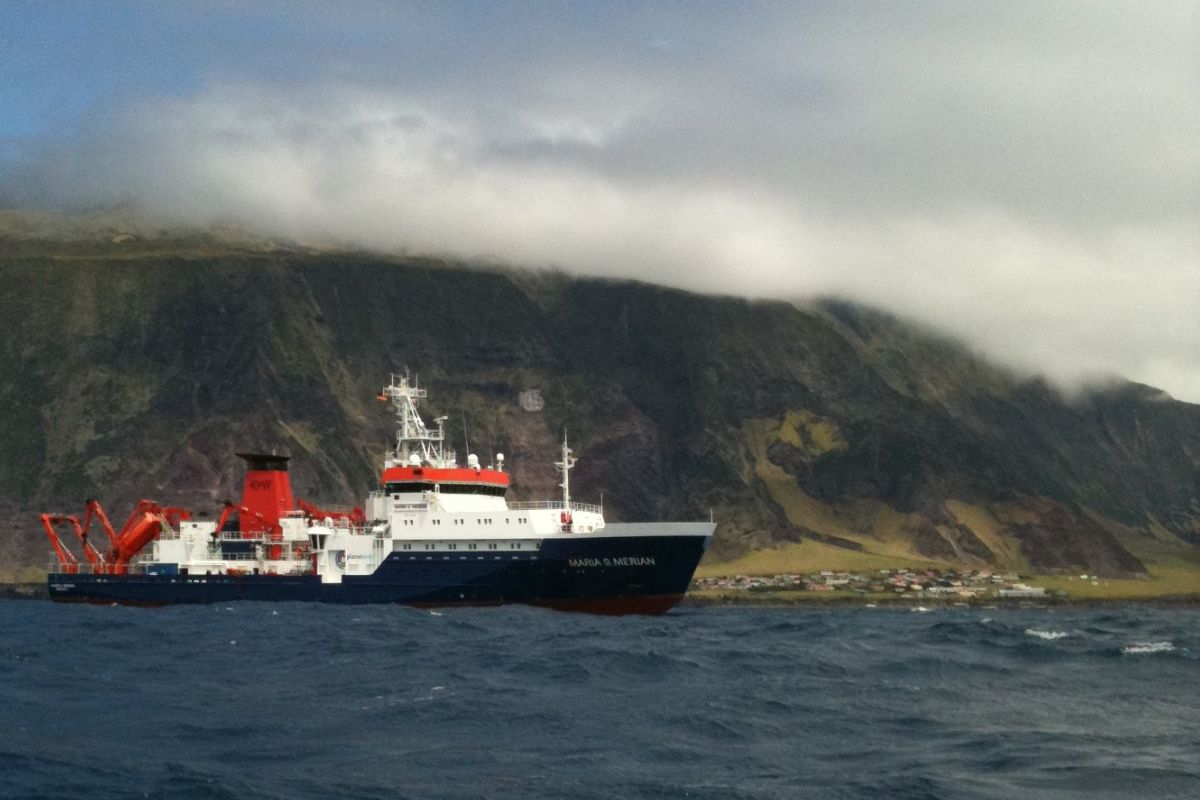 O lugar mais isolado do mundo demora 6 dias para chegar de barco, não tem aeropoto, 245 moram na ilha, fica a 2.400 km de distância do continente