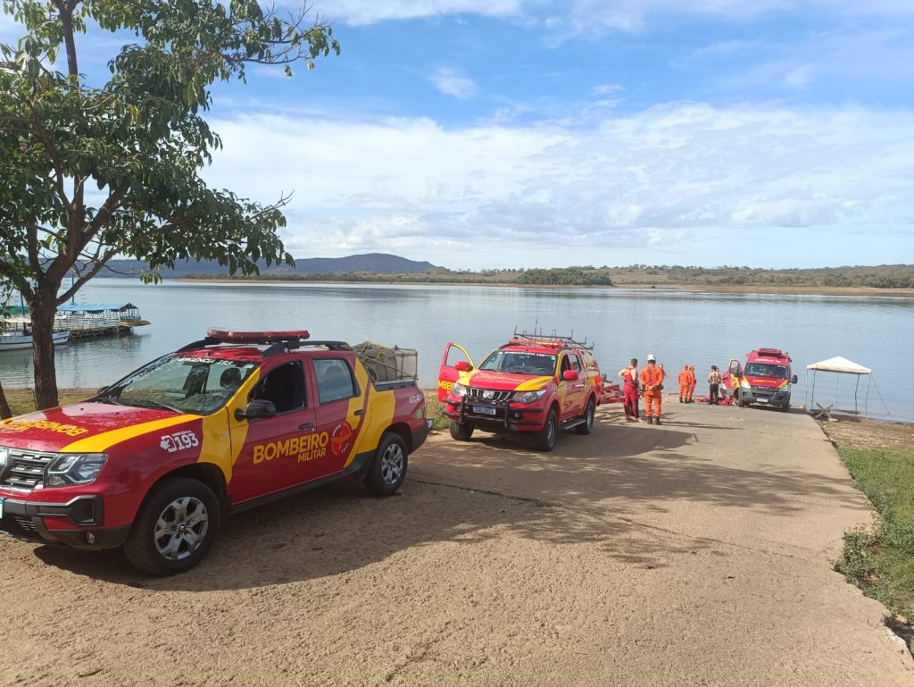 Avião perde força, cai no Lago Corumbá e deixa duas pessoas à deriva em Caldas Novas