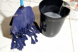 Misturar sal, limpa-pisos e detergente