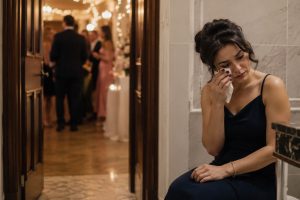 Jovem ajuda a amiga a realizar o sonho de se casar