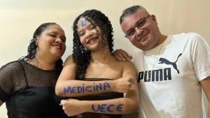 Aos 18 anos, filha de empregada doméstica e montador de móveis passou em 2º lugar em Medicina em faculdade pública depois de estudar de manhã, tarde, noite e nos fins de semana, e se tornou a primeira a entrar na faculdade de toda a família
