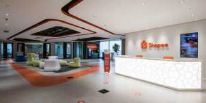 As oportunidades da Shopee oferecem salário de R$ 1.980, benefícios e possibilidade de efetivação. (Foto: Reprodução)
