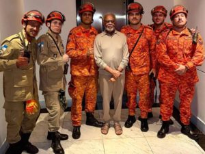 Gilberto Gil fica preso em elevador e é salvo por bombeiros