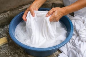 tirar o amarelado das roupas brancas sem esfregar