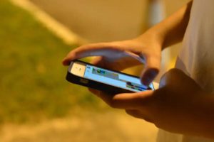 Escolas encontraram uma solução para manter os alunos longe dos celulares e professores dizem que eles estão mais focados e felizes