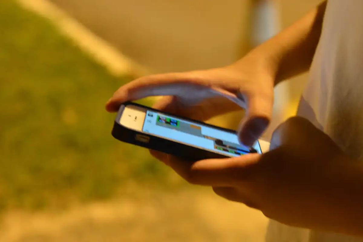 Escolas encontraram uma solução para manter os alunos longe dos celulares e professores dizem que eles estão mais focados e felizes