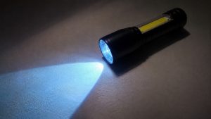 Não é luz branca, nem luz amarela: para que serve a lanterna de luz azul e por que ela pode ser útil dentro de casa