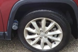 Encontrar uma garrafa na roda do carro: o que significa e por que pode ser um sinal de alerta para motoristas