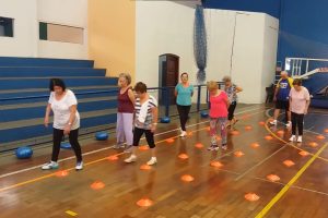 Não é caminhada, nem academia: os exercícios simples que podem ser mais eficazes depois dos 60 anos, segundo treinadores