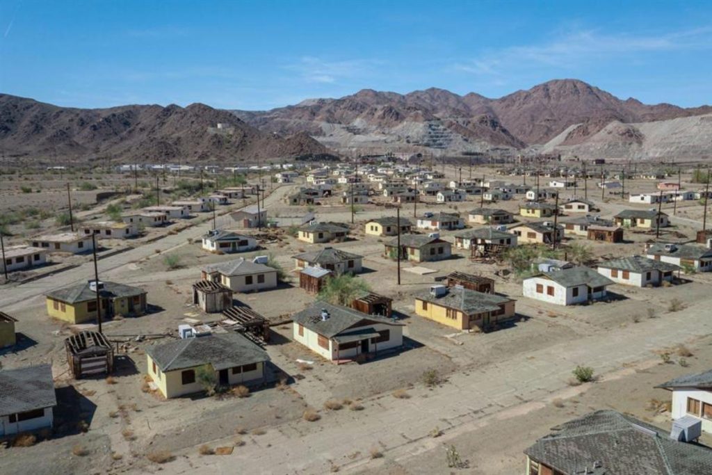 Em 1948, um empresário ergueu uma cidade inteira no deserto para abrigar 4 mil mineiros e hoje, décadas após a mina fechar, as mais de 400 casas e o hospital seguem de pé numa das maiores cidades-fantasma