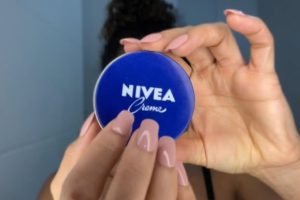 O creme Nivea da lata azul não foi feito para ser usado no rosto