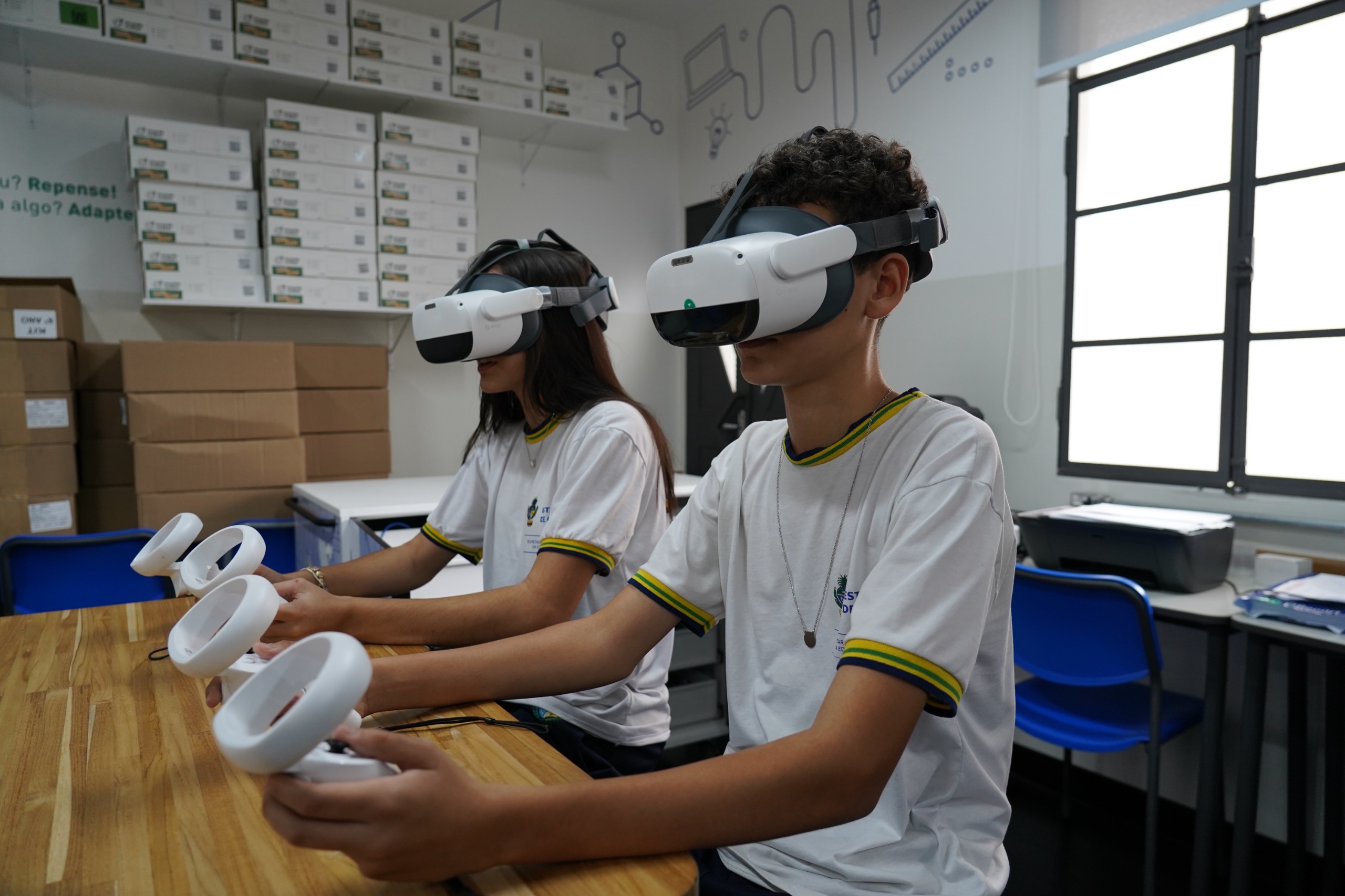 Governo de Goiás distribui óculos de realidade virtual, impressoras 3D e kits para o Enem