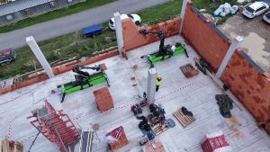 Mão de obra escassa: robô que substitui cinco pedreiros e um ajudante já começa a transformar obras e monta paredes em apenas uma hora