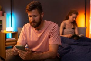 homens com maior tendência à infidelidade costumam compartilhar estes 6 traço