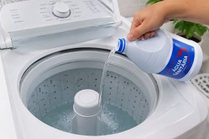 máquina de lavar vazia com água sanitária