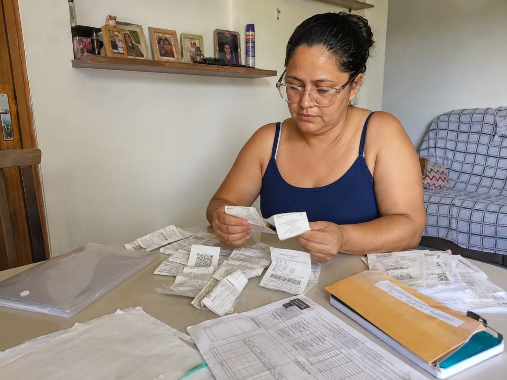 Pessoa olhando contas