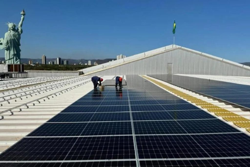 Luciano Hang cobre quase 2.812 m² do telhado da Havan com 1.088 painéis solares e instala sistema capaz de gerar 865 mil kWh por ano sem enviar energia à rede