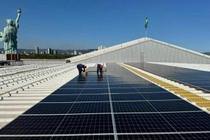 Luciano Hang cobre quase 2.812 m² do telhado da Havan com 1.088 painéis solares e instala sistema capaz de gerar 865 mil kWh por ano sem enviar energia à rede