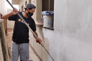 Adeus, parede com mofo e umidade: pedreiro ensina como amenizar o problema e recuperar a aparência sem refazer o reboco