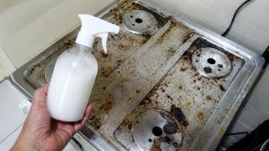 Truque para tirar a sujeira incrustada na boca do fogão (com apenas 1 ingrediente)