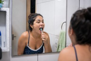 como escovar a língua corretamente