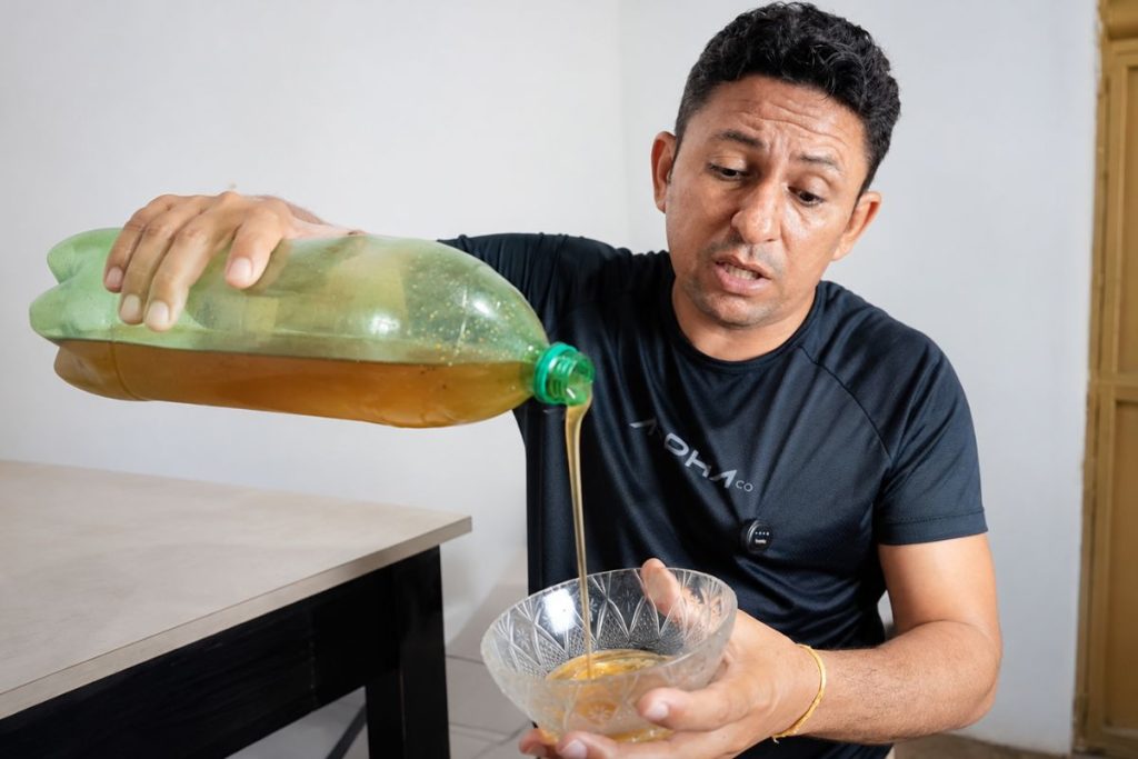 misturar mel, sal e suco de limão
