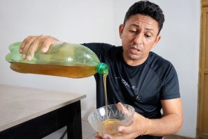 misturar mel, sal e suco de limão