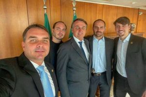 Bolsonaro pede a Moraes para receber visitas de Flávio, Carlos e Jair Renan no Dia dos Pais